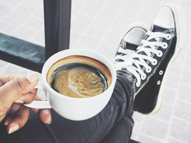 Селфі гарячої кави на руці
 - Фото, зображення