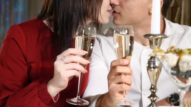 Genç çift kadeh şampanya içinde restoran. Dating. Genç adam ve Sevgililer günü kutlama kadına romantik akşam yemeği restoranda, içme. Romantik kavramı ve aşk maceraları. HD - Video, Çekim