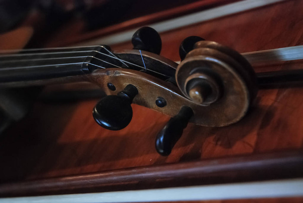 βιολί σε στυλ vintage σε ξύλο φόντο - Φωτογραφία, εικόνα