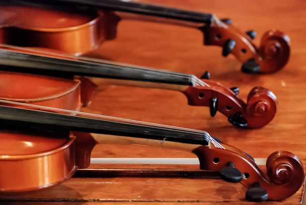 Geige im Vintage-Stil auf Holz-Hintergrund - Foto, Bild