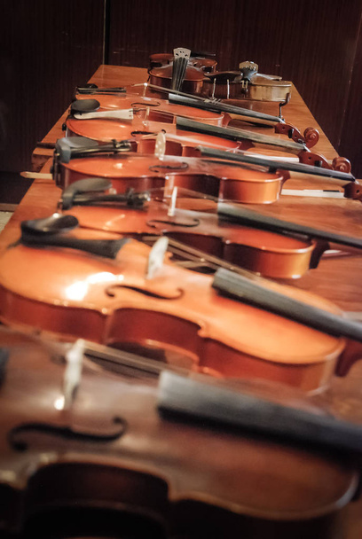 Violino em estilo vintage em fundo de madeira
 - Foto, Imagem