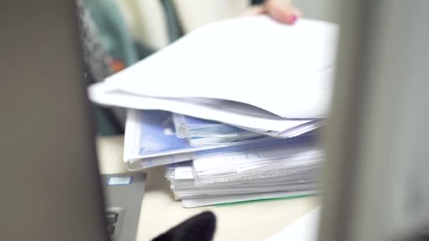 Umtriebige Frau im Büro erledigt Papierkram - Filmmaterial, Video