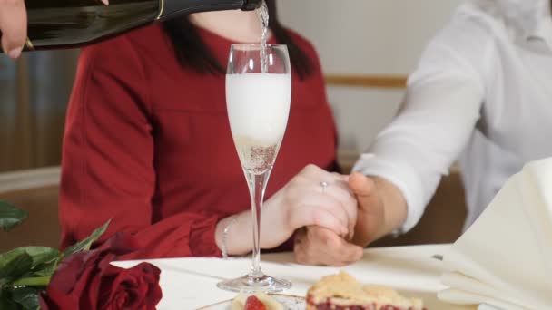 結婚の概念。愛とロマンチックな関係。ウェイターは、スローモーションでのカップルのためのガラスでシャンパンを注ぐ。手とスローモーションでアルコール飲料のガラスのクローズ アップ ショット。hd - 映像、動画