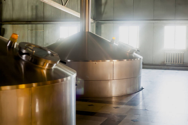 cervecería tanques de acero inoxidable. concepto de negocio cerveza elaborada, cerveza artesanal, cervecería, producción de cerveza
 - Foto, imagen