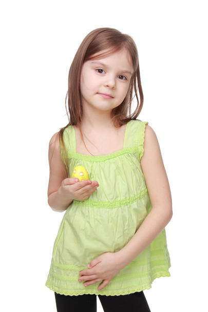 Pretty little girl holding an egg for Easter - Foto, afbeelding