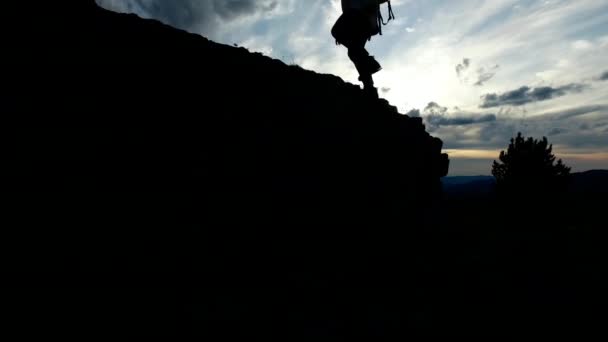 Randonnée pédestre et voyage femme allant au sommet de la montagne
 - Séquence, vidéo