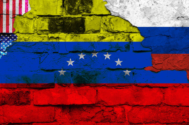 Σημαία της Βενεζουέλας, τη Ρωσία και τις ΗΠΑ σε ένα τούβλο τοίχο φόντο με σπασμένου ασβεστοκονιάματος. Οριζόντιο πλαίσιο - Φωτογραφία, εικόνα