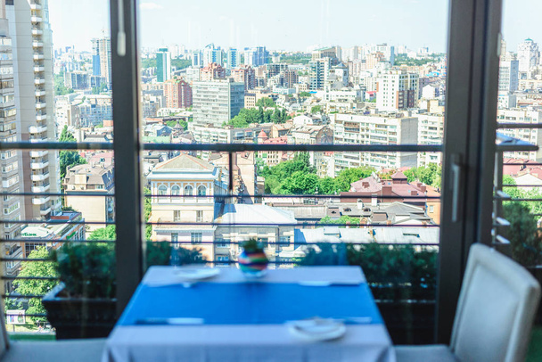 table dans un restaurant surplombant la ville
 - Photo, image