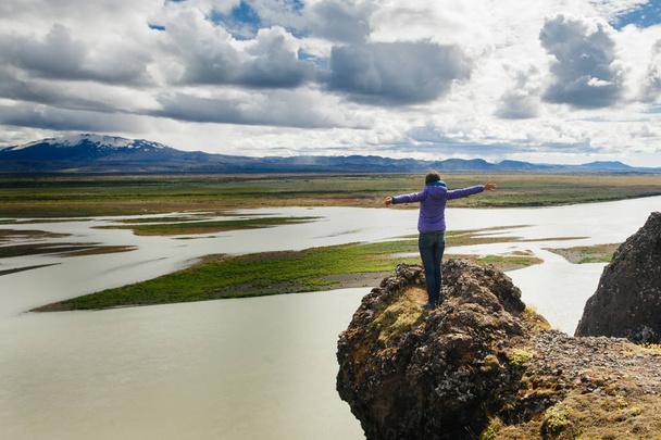 Jovem feliz em roupas brilhantes viajando Islândia, invocando a natureza
 - Foto, Imagem