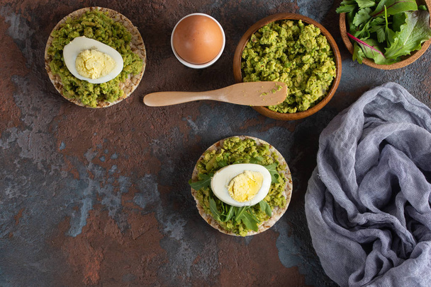 Avokado püresi ve haşlanmış yumurta ile gevrek pirinç kek - Fotoğraf, Görsel
