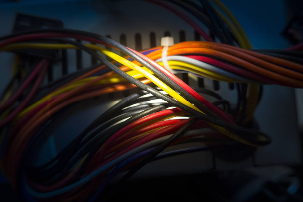 Bir el feneri tarafından aydınlatma bilgisayar kabloları çok renkli  - Fotoğraf, Görsel