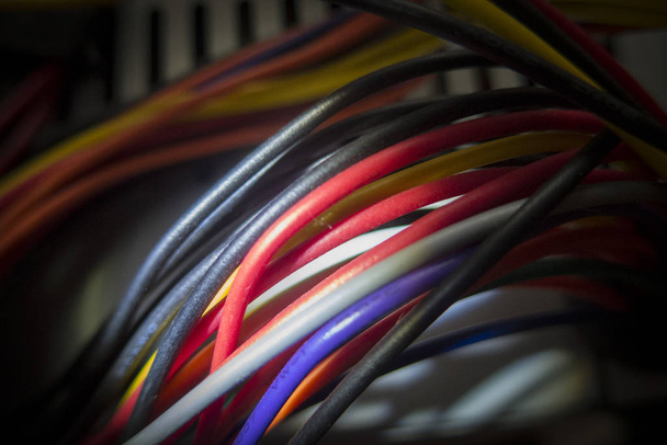 Много цветных компьютерных кабелей освещения фонариком
  - Фото, изображение