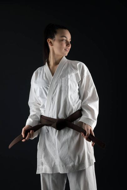 Молода жінка практикує бойові мистецтва Карате - Фото, зображення