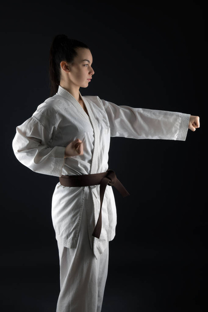 Mujer joven practicando con Karate Martial Art
 - Foto, imagen