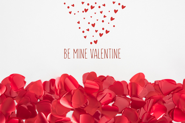 close-up vista de belas pétalas em forma de coração vermelho no fundo cinza com letras "be mine valentine"
 - Foto, Imagem