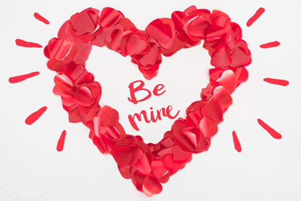 hermoso corazón rojo decorativo aislado sobre fondo gris con letras "ser mío", concepto de San Valentín
 - Foto, Imagen