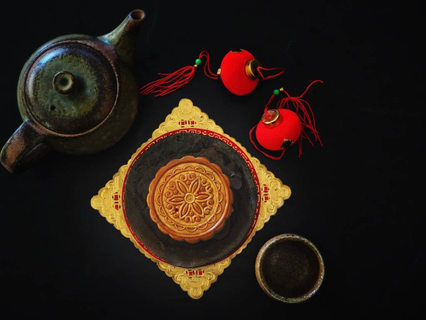 祭りの月餅黒の背景に中国のデザート - 写真・画像