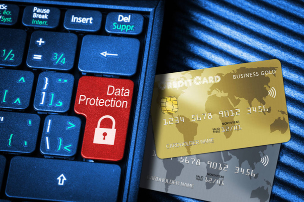 赤いボタン データ保護の概念と一般的なクレジット カードにコンピューター ノート パソコンのキーボード、コピー領域のクローズ アップ。オンライン取引のインター ネット セキュリティ、データ プライバシー、サイバー犯罪防止のアイデア. - 写真・画像