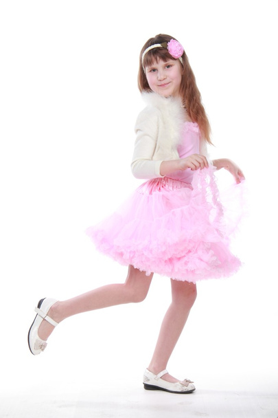 Aranyos kis lány szoknyában tánc - Fotó, kép