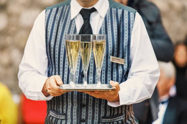 Clasic kelner Toi z szampanem - Zdjęcie, obraz