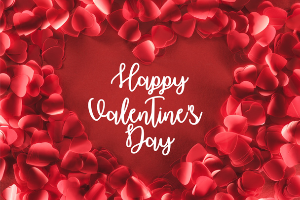 vista superior da bela moldura em forma de coração de pétalas decorativas no fundo vermelho com letras "Feliz Dia dos Namorados"
 - Foto, Imagem