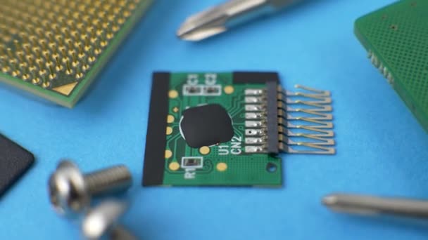 Tablero de circuito verde electrónico con microchip y transistores - Metraje, vídeo