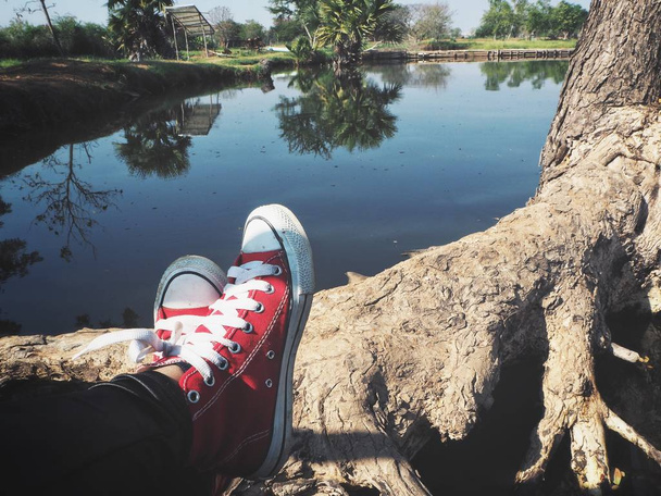 Kırmızı spor ayakkabılar yaşam tarzı çok güzel selfie - Fotoğraf, Görsel