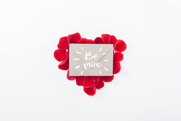 pohled z obálky s "Staň se" shora nápis a srdce z červených okvětních lístků růže izolované na bílém, st valentines day koncept - Fotografie, Obrázek