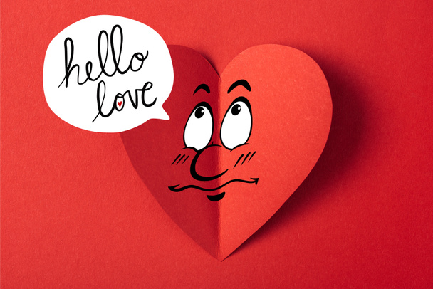 vista superior de la tarjeta de papel en forma de corazón aislado en rojo con letras de "hola amor", San Valentín concepto de día
 - Foto, imagen