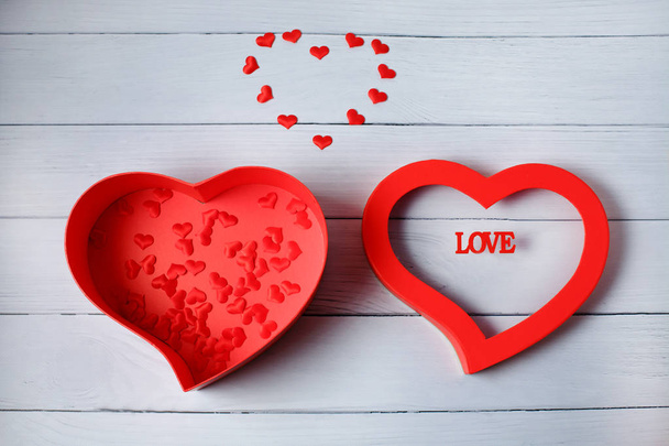 Caja de regalo en forma de corazón sobre fondo de madera. Vista superior. feliz día de San Valentín
. - Foto, imagen