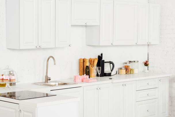 iç tasarım mutfak beyaz mobilya ve indüksiyon Ocak ile mod - Fotoğraf, Görsel