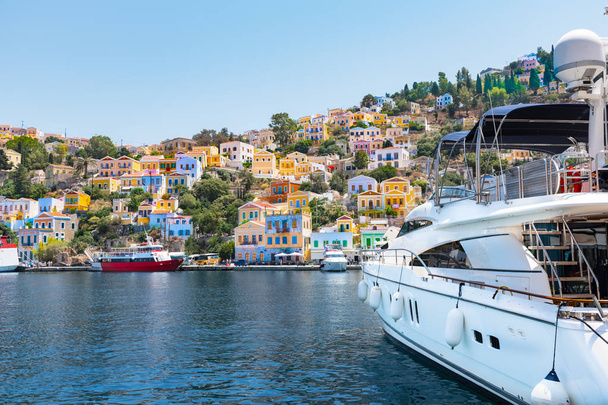Yacht e colorate case neoclassiche nella città portuale di Symi (Symi Island, Grecia
) - Foto, immagini