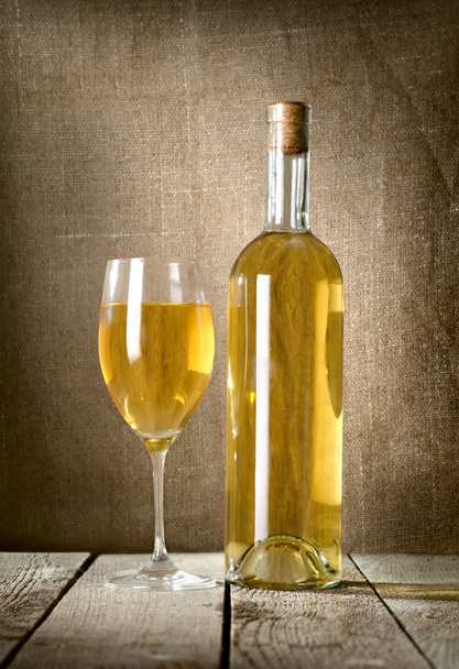 Десертное вино и бокал на холсте
 - Фото, изображение