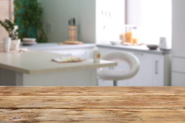 Mesa de madera ligera vacía en la cocina moderna fondo borroso. Burla para el diseño
 - Foto, imagen