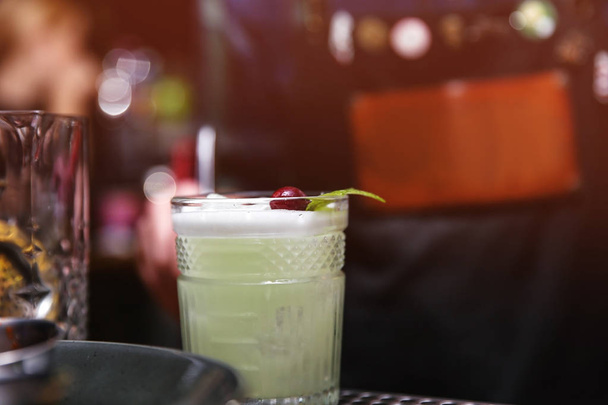 Glass of tasty cocktail on bar counter - Φωτογραφία, εικόνα