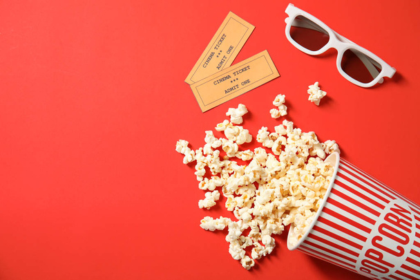 Flat lay composition with popcorn and space for text on color background. Cinema snack - Foto, Bild