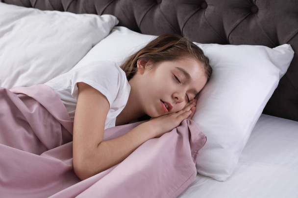 Beautiful little girl sleeping in bed at home - Фото, зображення