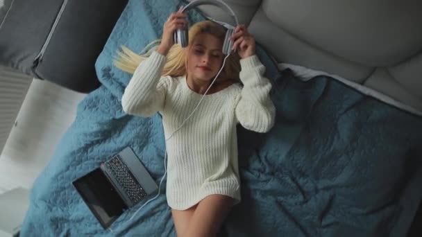 Pretty woman listening music, top view - Filmagem, Vídeo