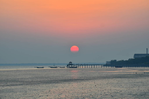 θαλασσινό νερό με ανακλαστικό ουρανό ηλιοβασιλέματος - Φωτογραφία, εικόνα