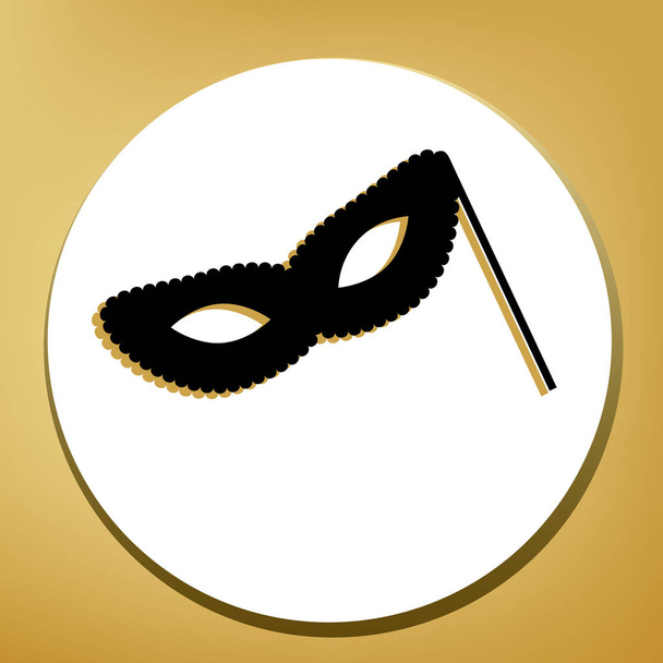 Traditionele Venetiaanse carnaval decoratieve masker teken. Vector. Zwarte pictogram met licht bruine schaduw in de witte cirkel met gevormde ring bij gouden achtergrond. - Vector, afbeelding