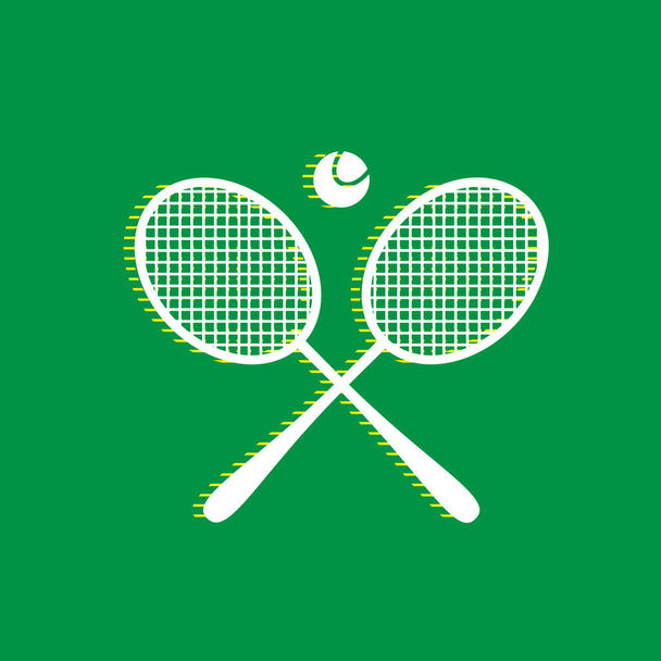 Две теннисные ракетки со знаком мяча. Вектор. Белый плоский значок с желтой полосой тени на зеленом фоне
. - Вектор,изображение
