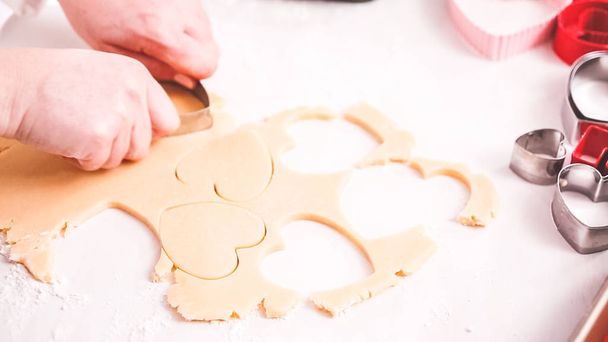 Stap voor stap. Snijden van vormen uit suiker koekjesdeeg met cookie cutters. - Foto, afbeelding