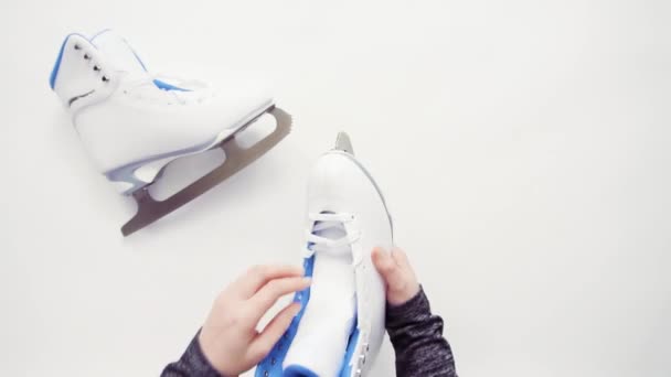flach lag. neue Eiskunstläufer auf weißem Hintergrund - Filmmaterial, Video