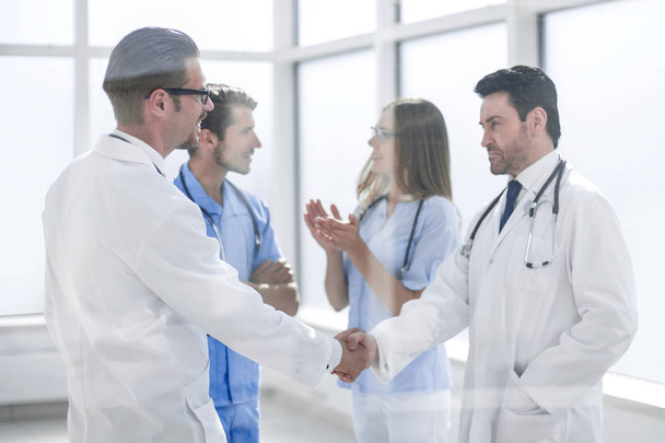 handshake colleagues in the hospital corridor - Fotoğraf, Görsel