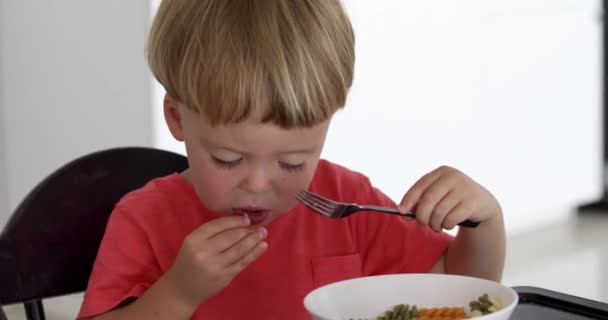 Bebé niño comiendo espaguetis en casa
 - Metraje, vídeo