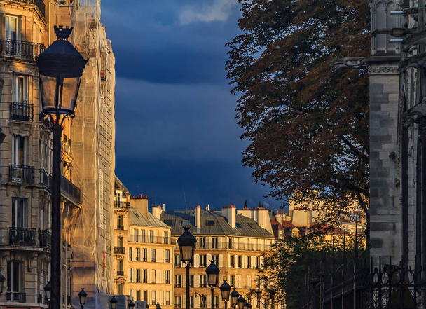 Straßen von Paris auf ile de la cite in der Nähe der Kathedrale Notre Dame de Paris im warmen Licht des Sonnenuntergangs - Foto, Bild