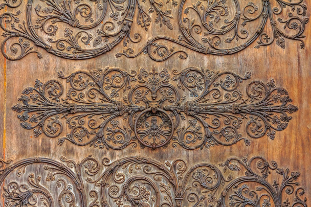 Karmaşık vintage dövme demir scroll iş Notre Dame de Paris Katedrali Paris cephesinde kapı menteşeleri üzerinde Fransa Paris Notre Dame de Paris Katedrali kapılarda metal menteşeler sahte Fransa - Fotoğraf, Görsel