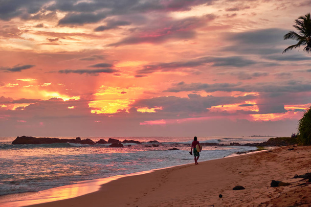 Stunning sunset on the beach overlooking the ocean and the waves.  - Φωτογραφία, εικόνα