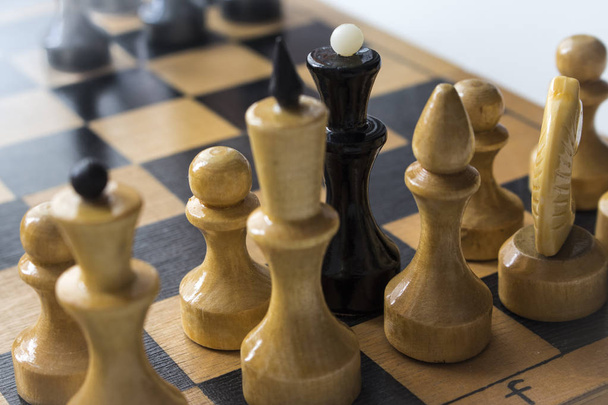 μαύρη βασίλισσα σκακιού με λευκά πιόνια στο ταμπλό - Φωτογραφία, εικόνα