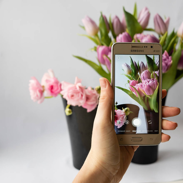 Disposizione floreale soggetto di tulipani rosa in vasi da fiori. Il layout dei colori
. - Foto, immagini